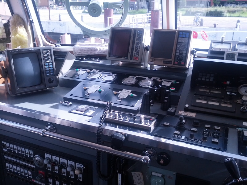 舵輪や放水の操作ができるそうです。